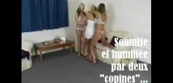  CALB0 soumise et humiliée par deux copines